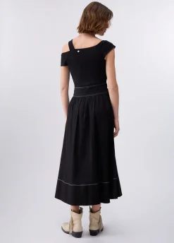 Abito con scollo bardot