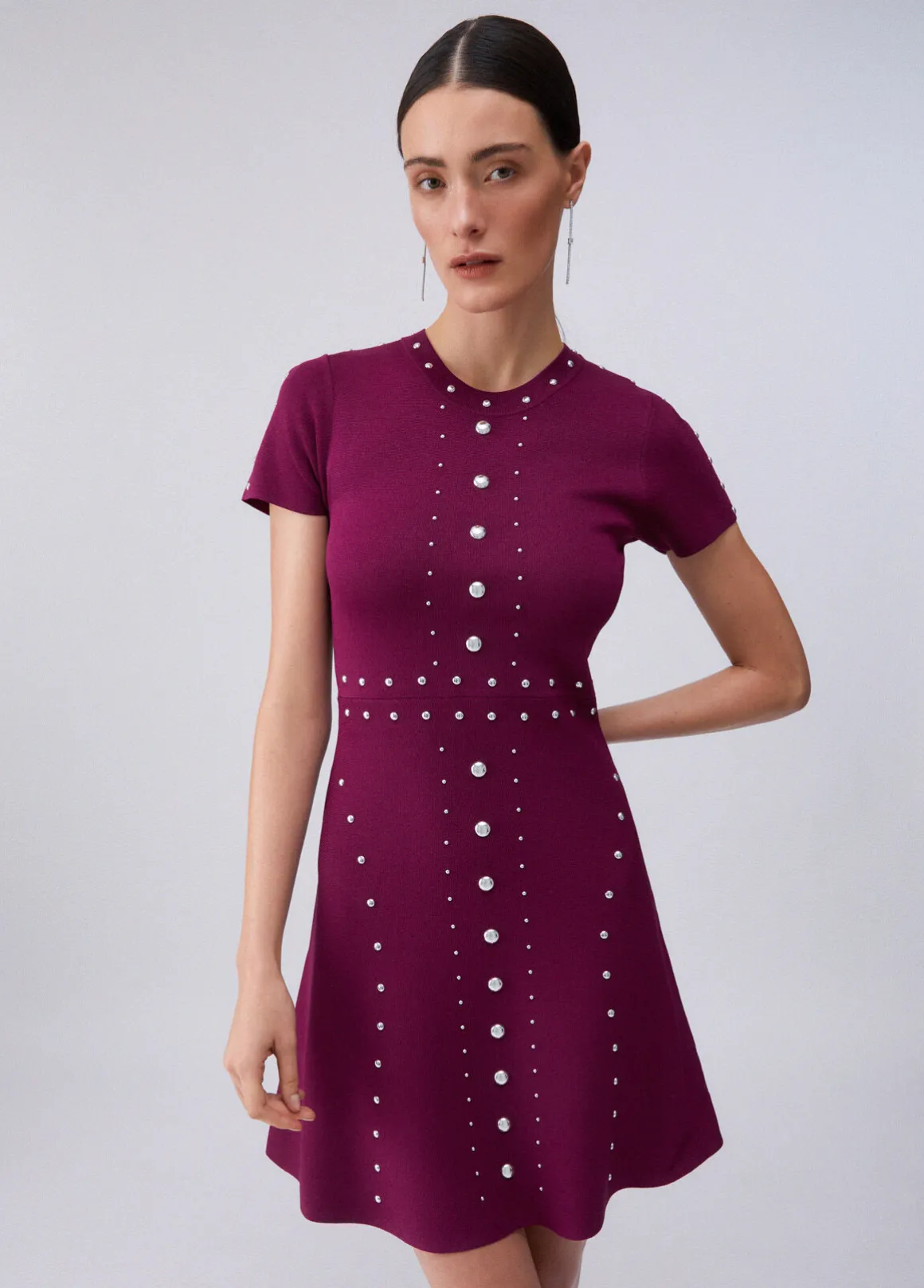 Abito in maglia con borchie