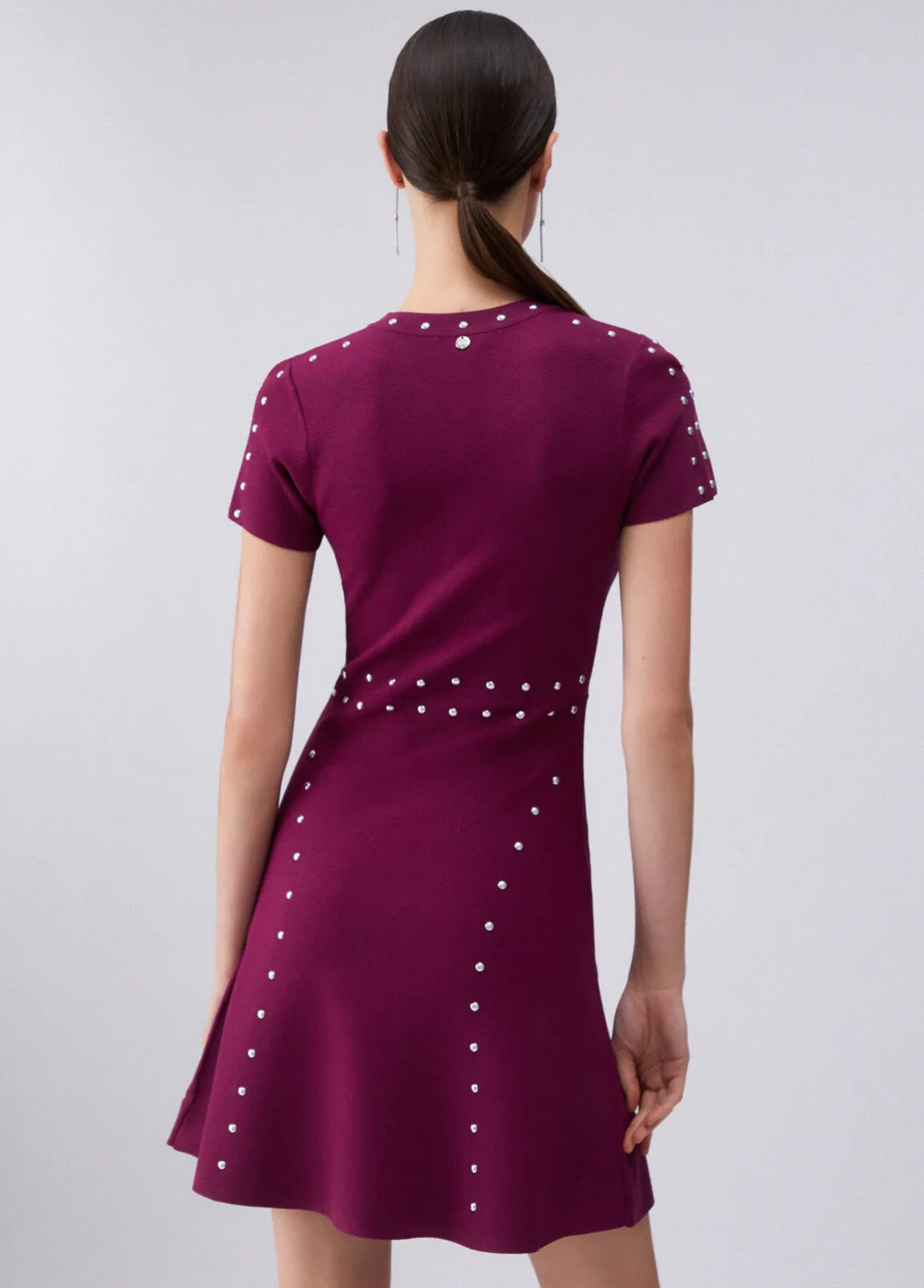 Abito in maglia con borchie