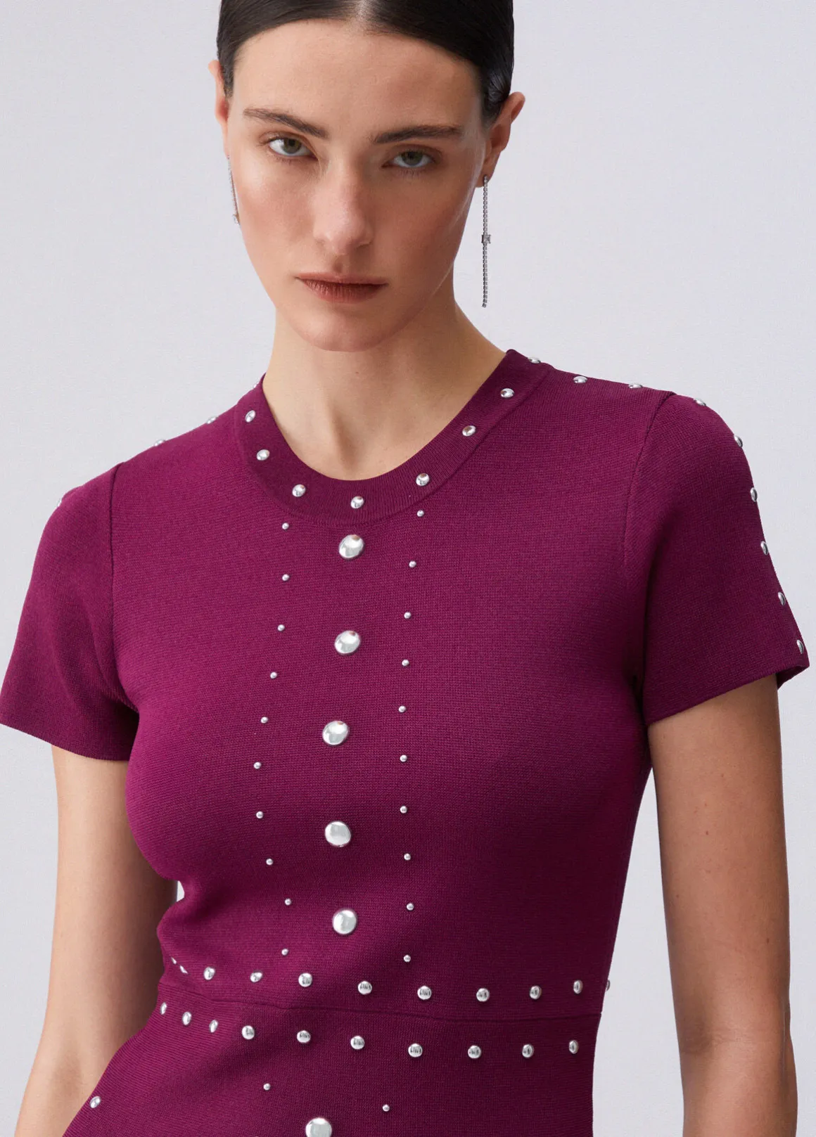 Abito in maglia con borchie