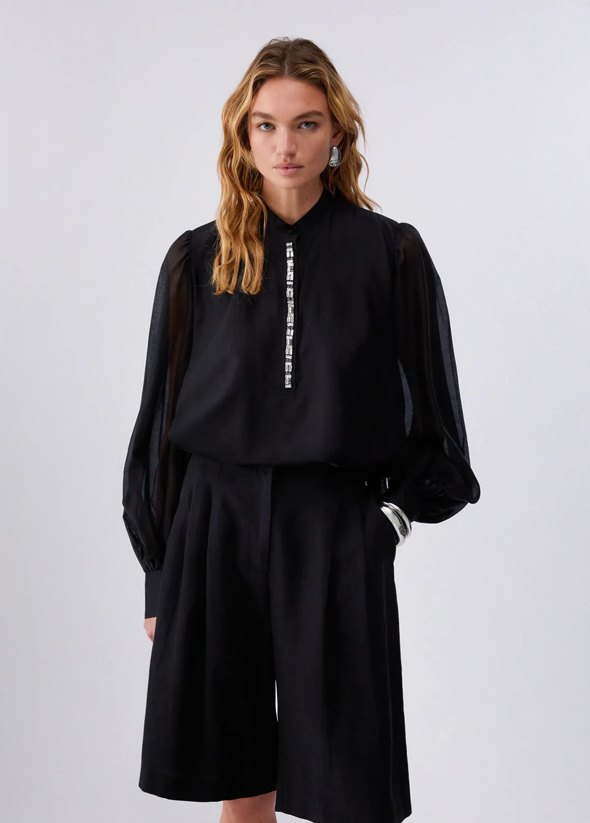 Blusa con ricami gioiello