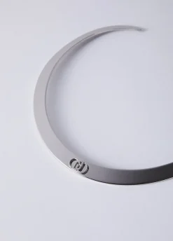 Collana rigida con logo