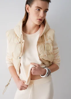 Gilet cropped con cappuccio