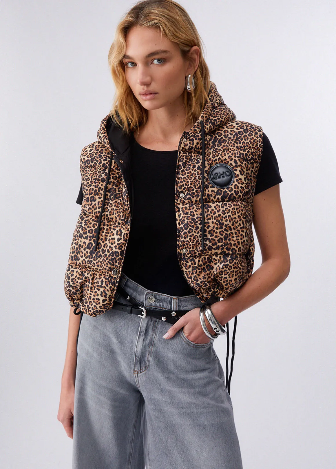 Gilet cropped con cappuccio