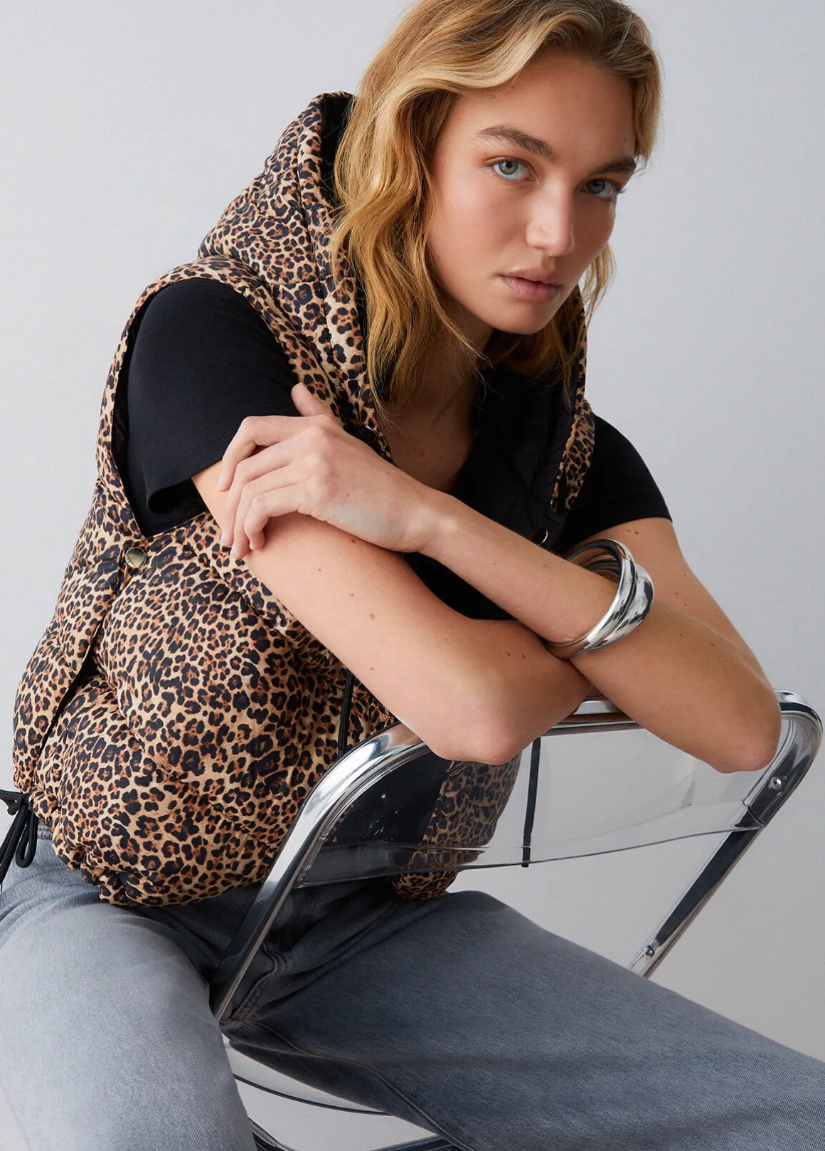 Gilet cropped con cappuccio