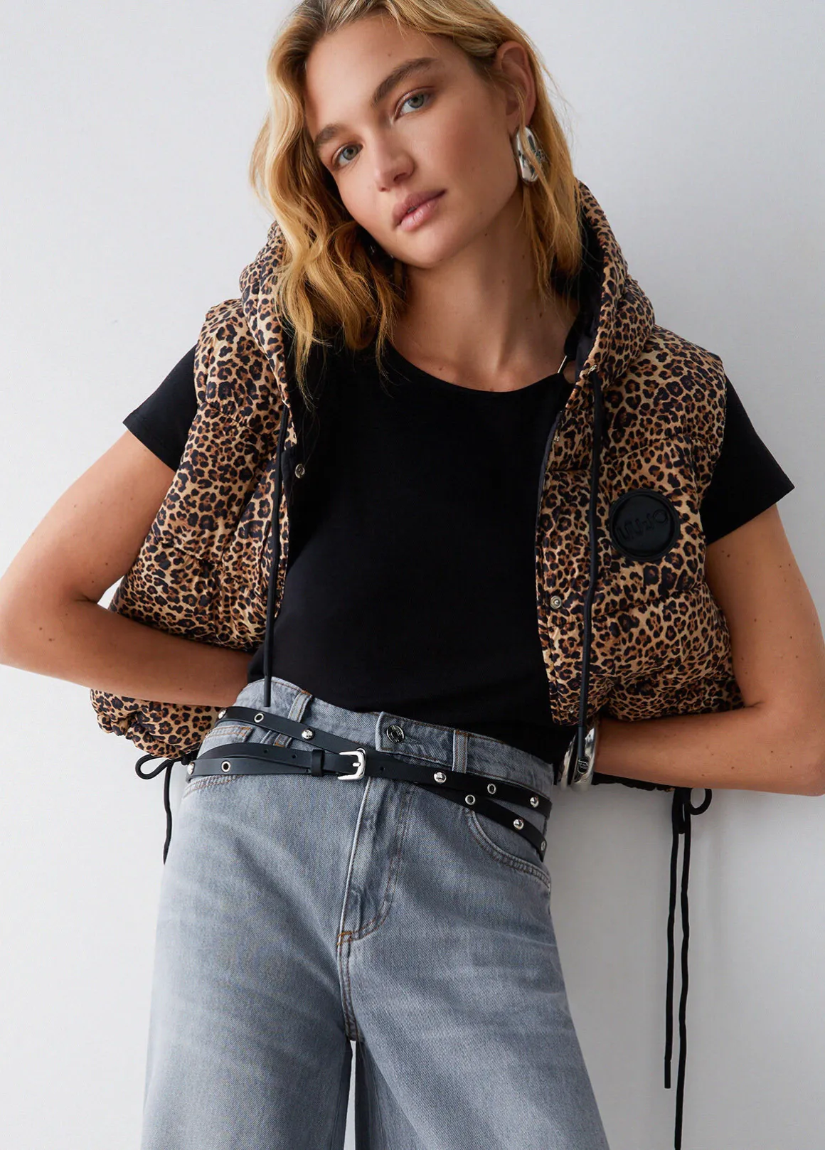 Gilet cropped con cappuccio