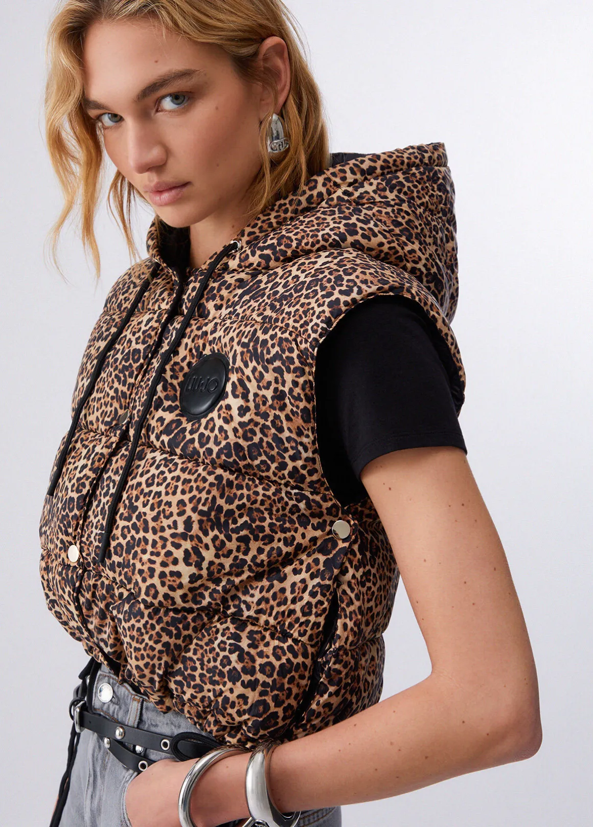 Gilet cropped con cappuccio