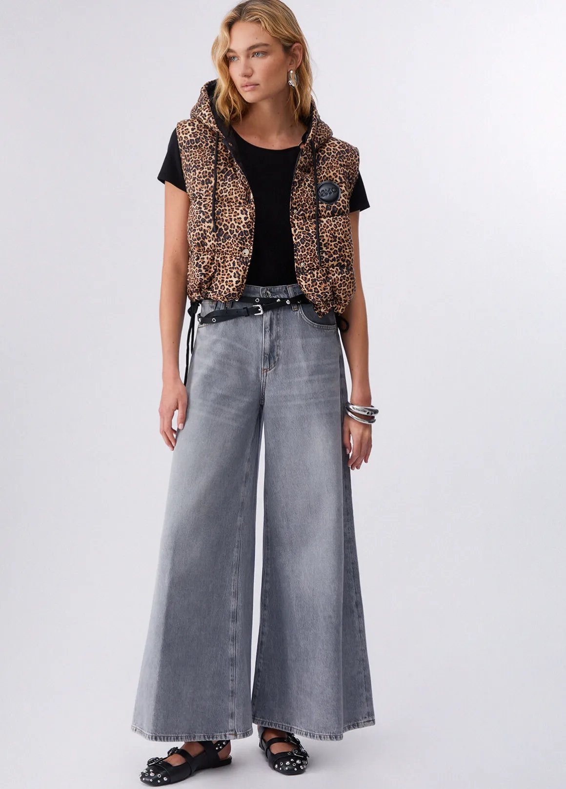 Gilet cropped con cappuccio