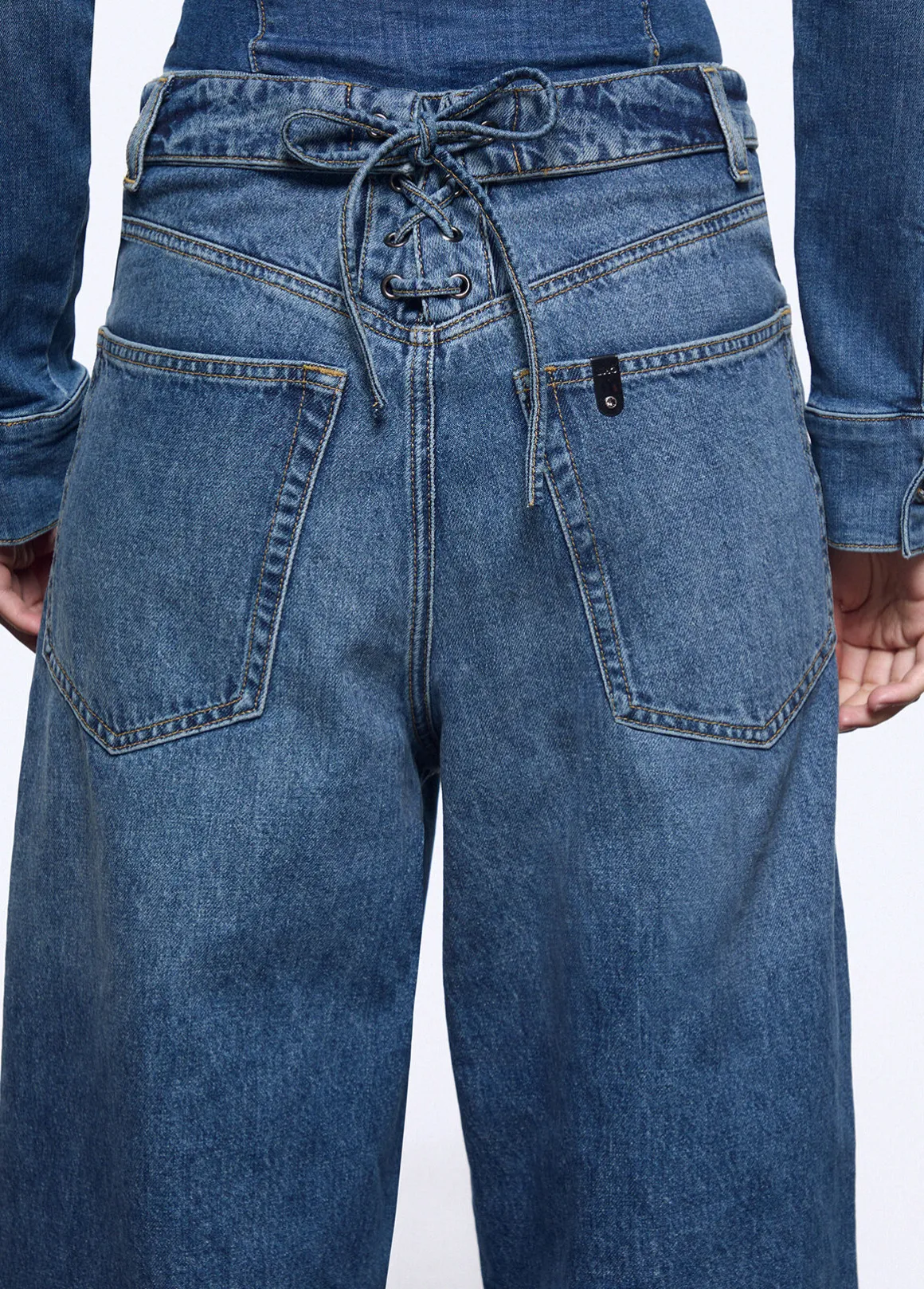 Jeans baggy con stringhe
