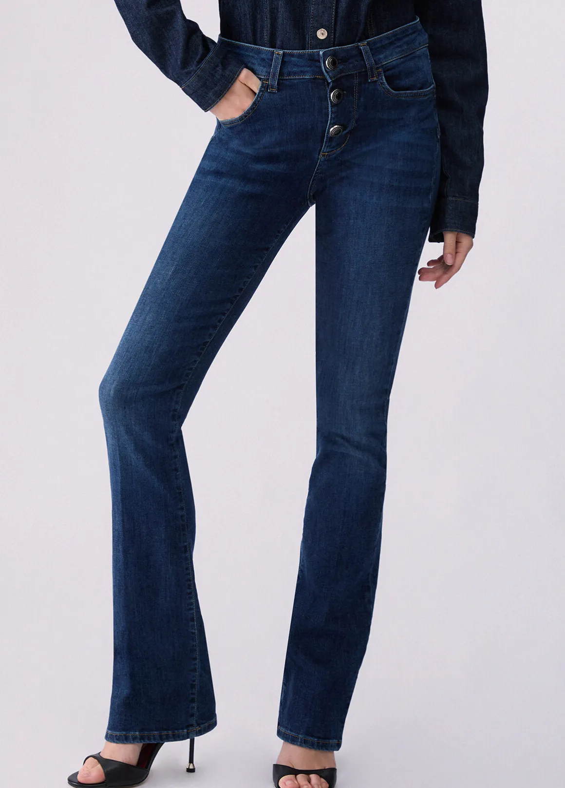 Jeans bootcut con bottoni gioiello