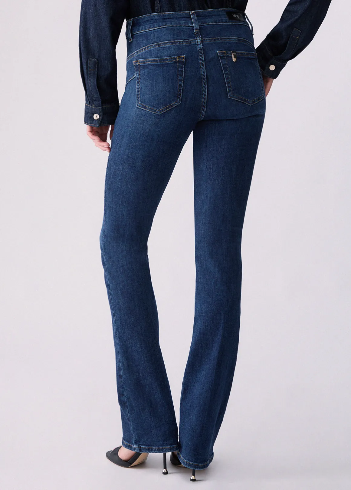 Jeans bootcut con bottoni gioiello