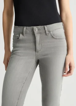 Jeans bootcut con orli sfrangiati