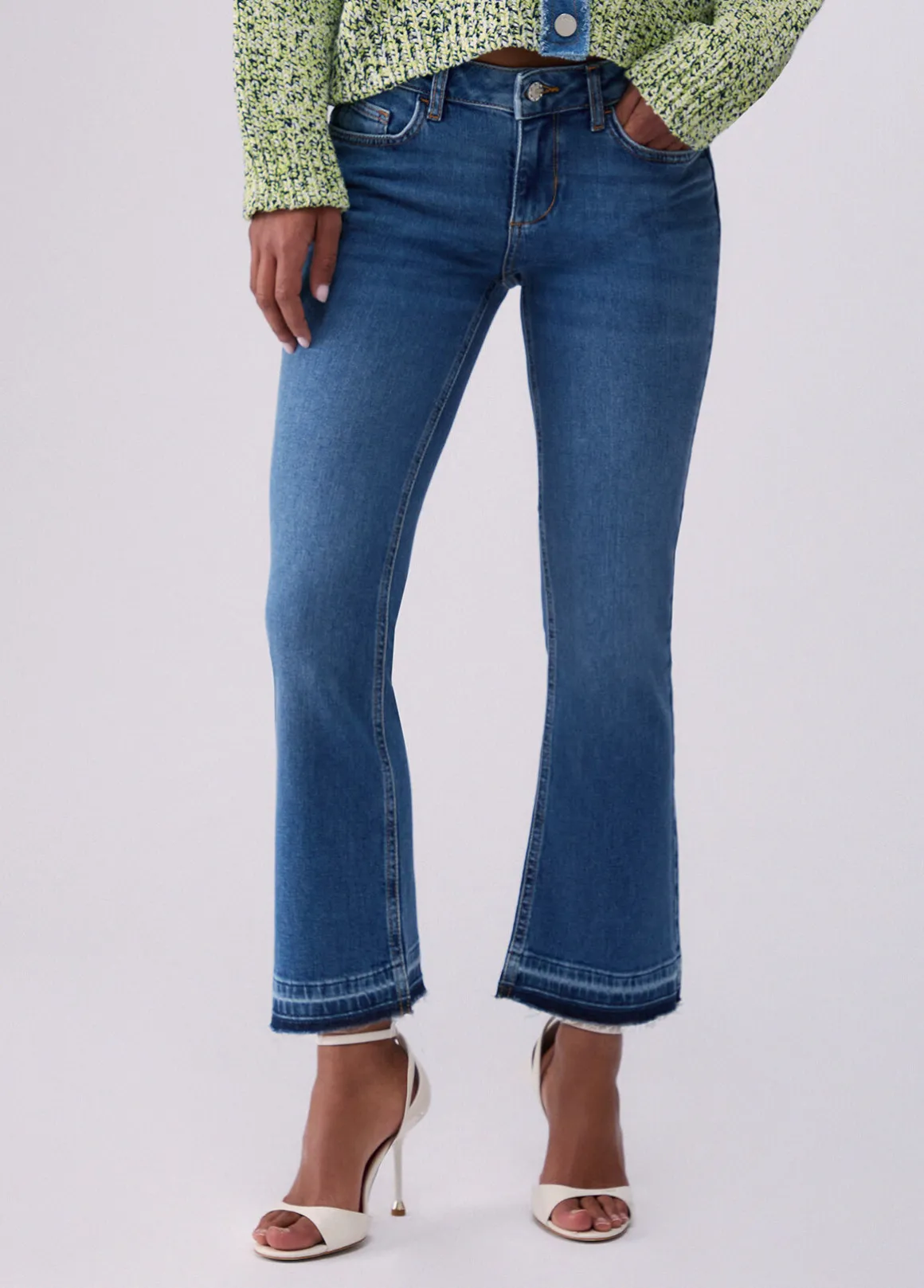 Jeans bootcut con orli unfinished