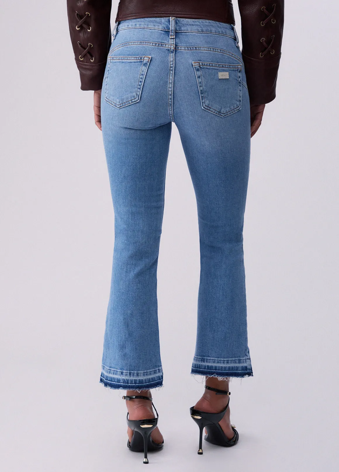 Jeans bootcut con orli unfinished