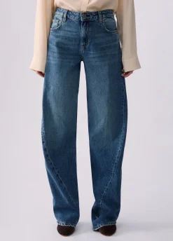 Jeans con cuciture asimmetriche
