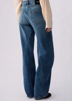 Jeans con cuciture asimmetriche