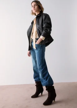 Jeans con cuciture asimmetriche