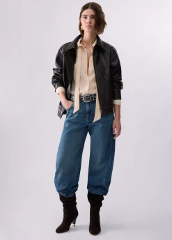 Jeans con cuciture asimmetriche