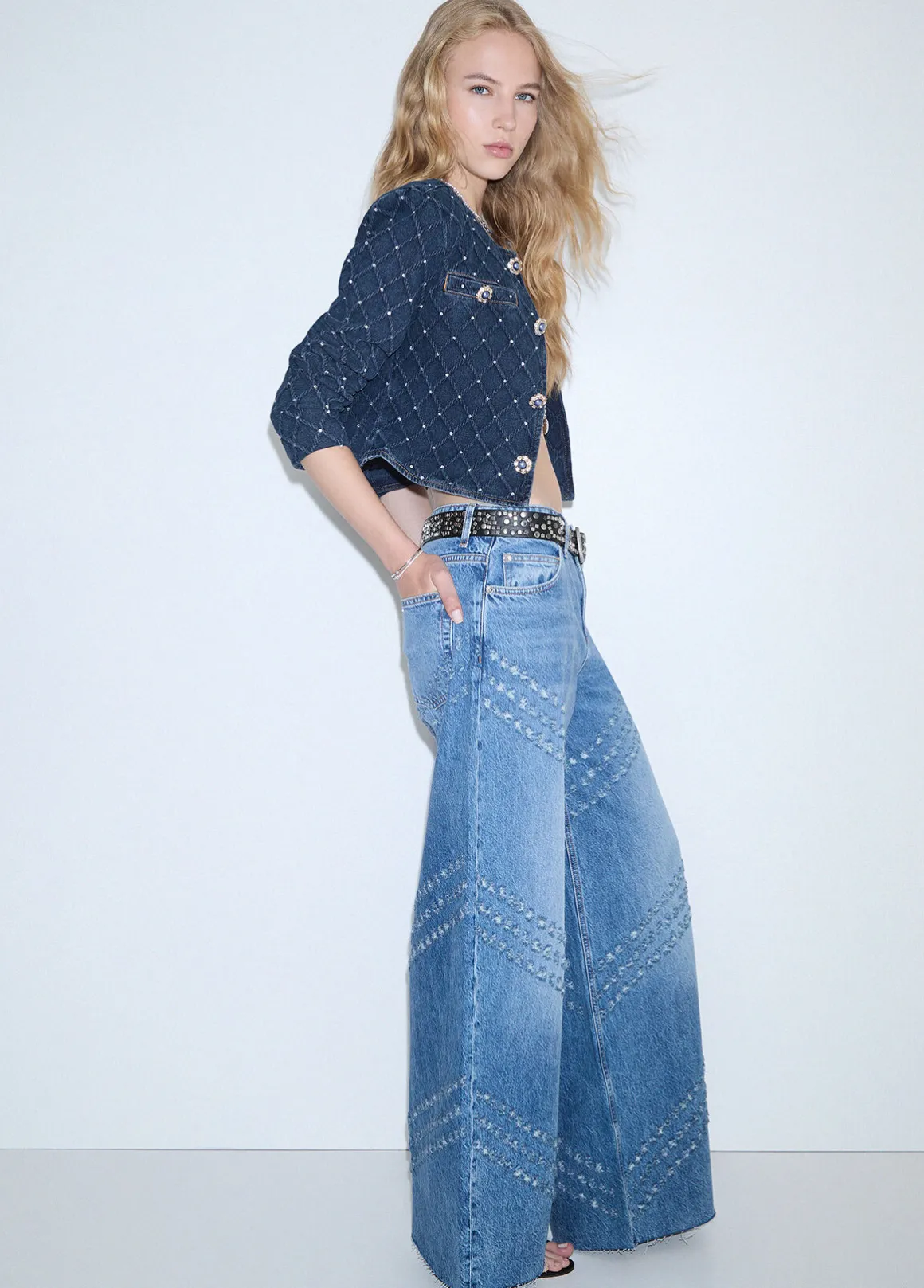 Jeans flare con dettagli laserati