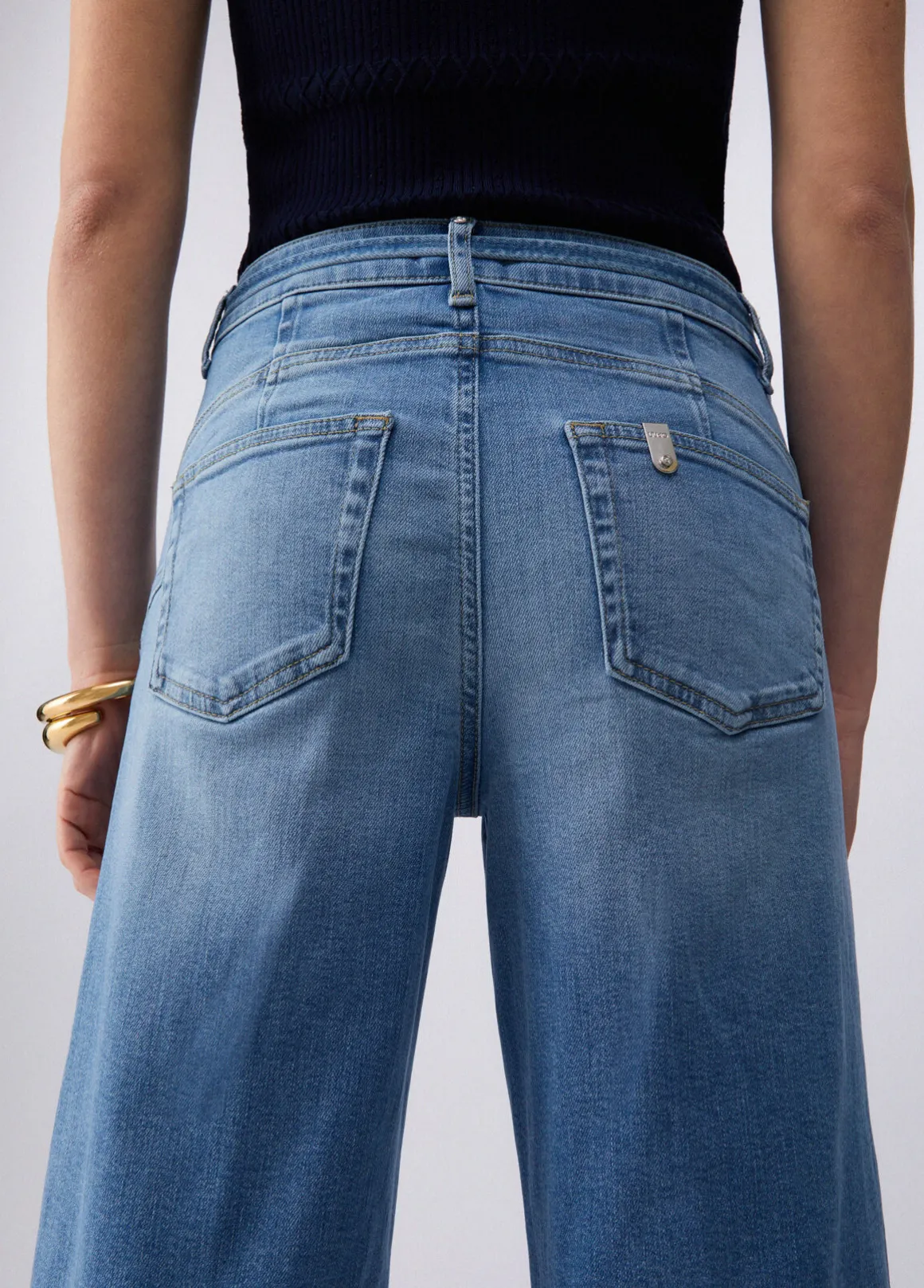 Jeans flare con risvolto