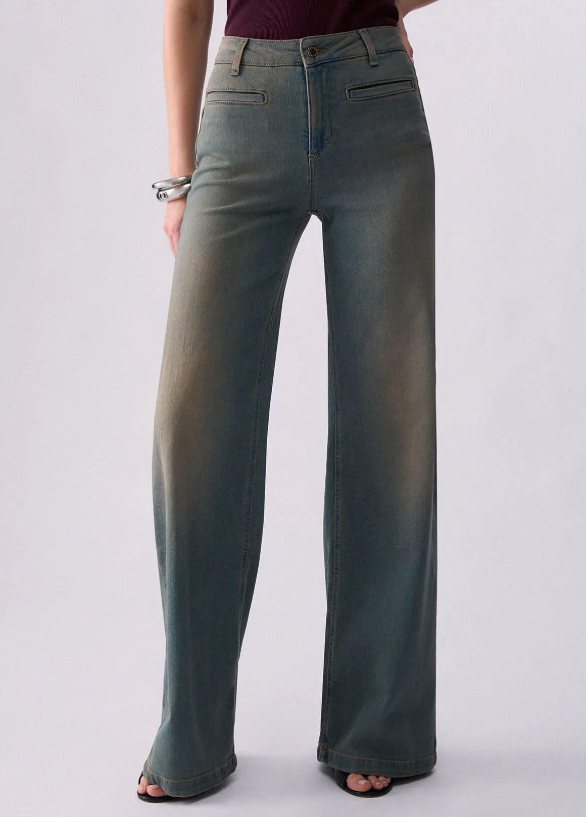 Jeans flare con tasche a filetto