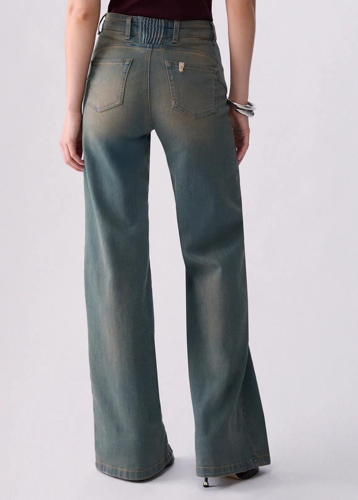 Jeans flare con tasche a filetto