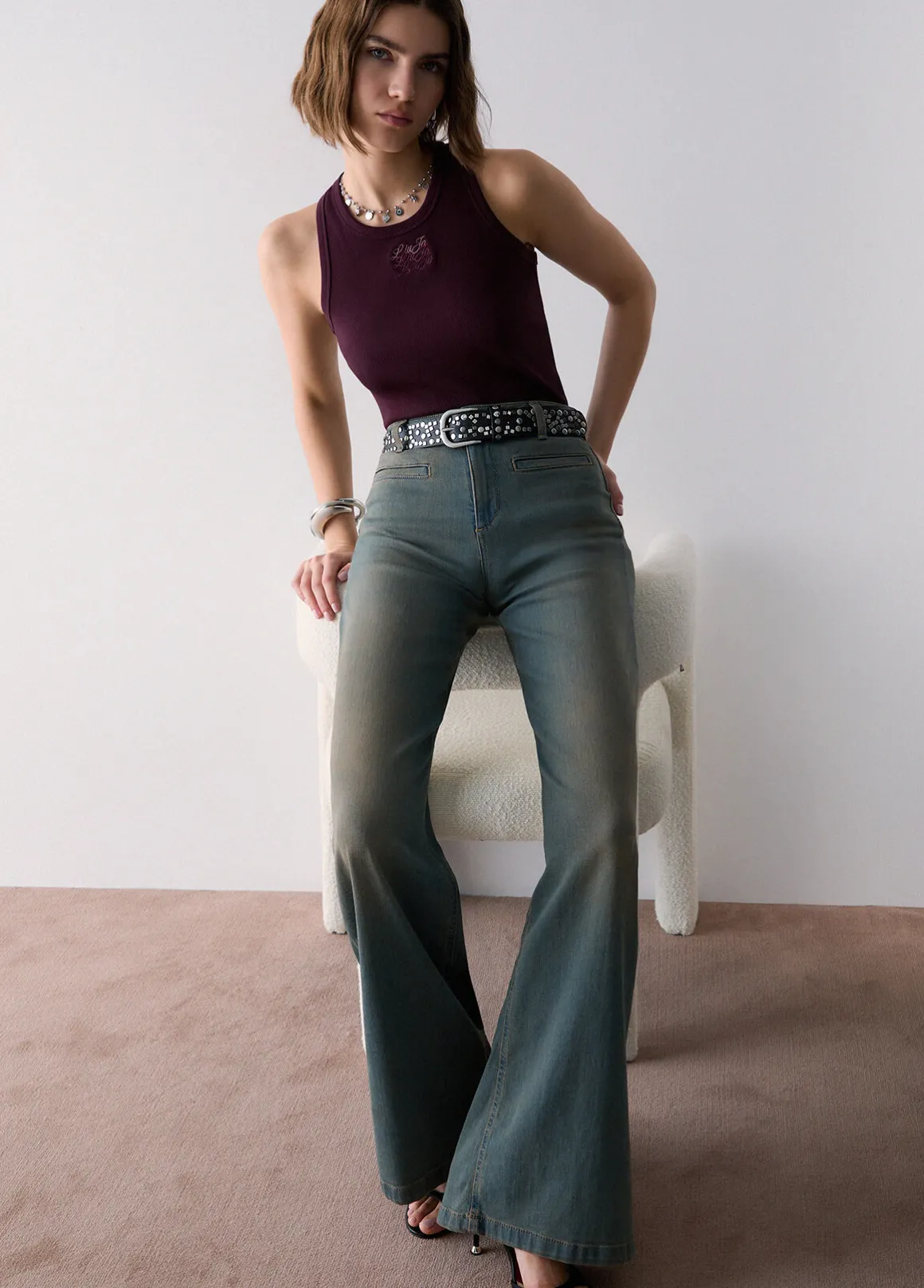 Jeans flare con tasche a filetto