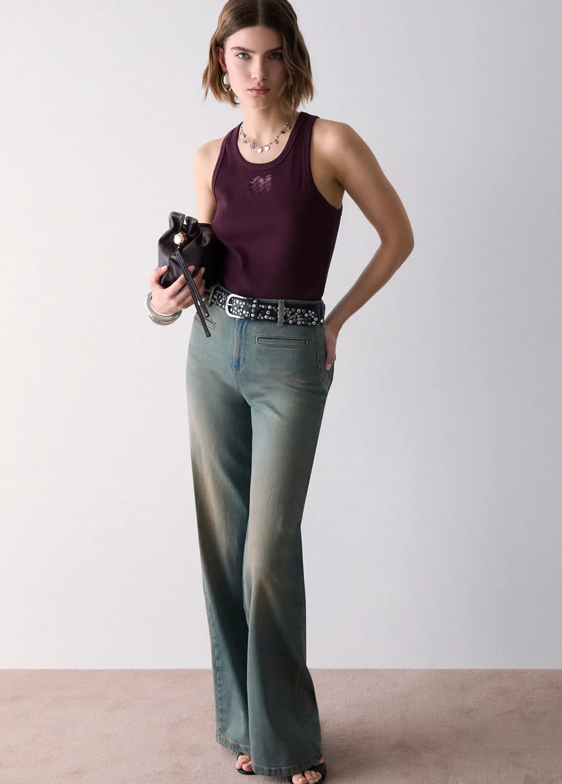 Jeans flare con tasche a filetto