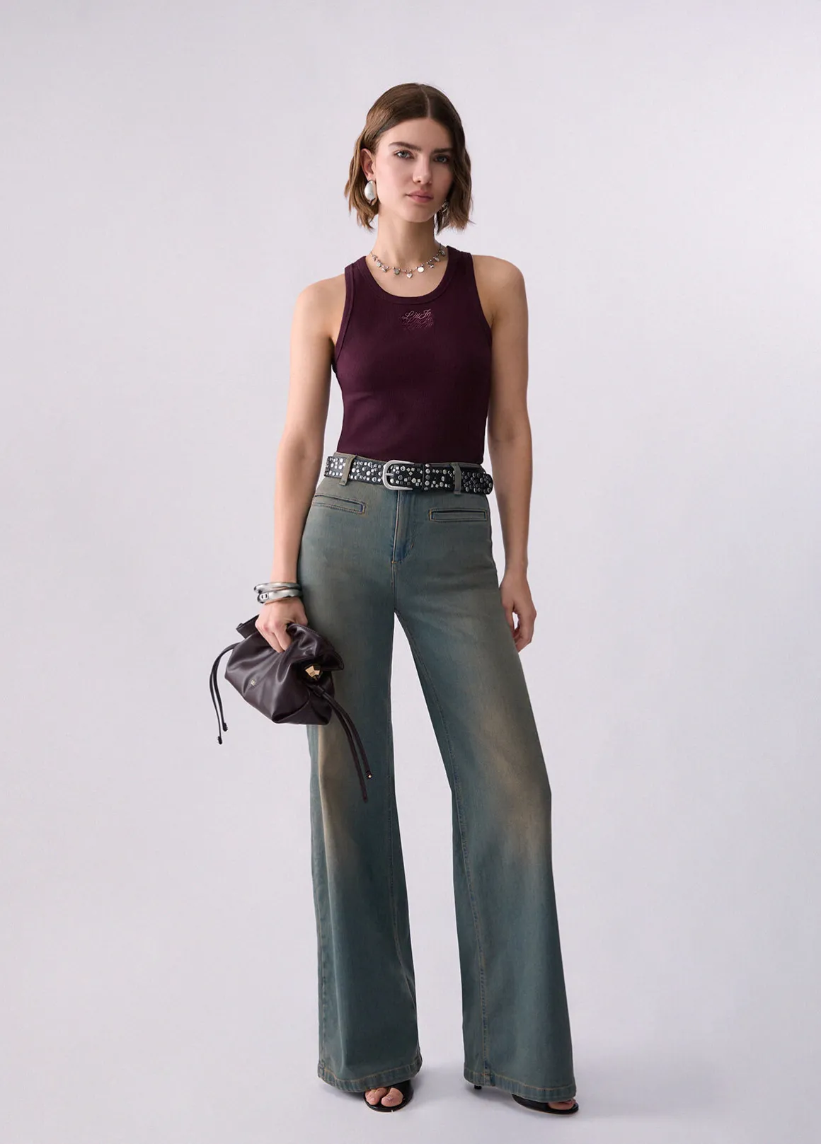 Jeans flare con tasche a filetto