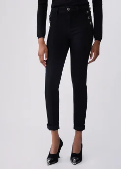 Jeans skinny con bottoni decorativi
