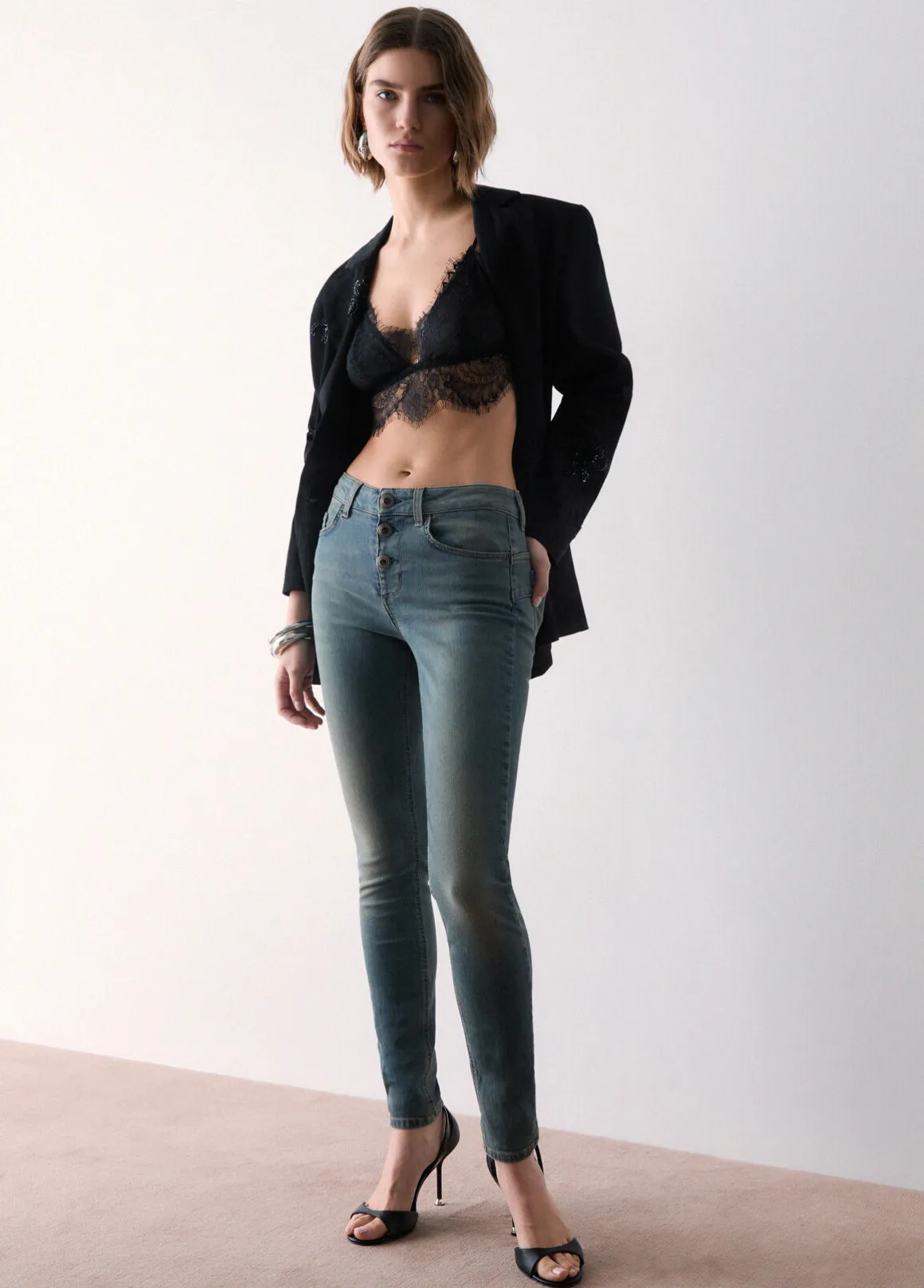 Jeans skinny con bottoni lavorati