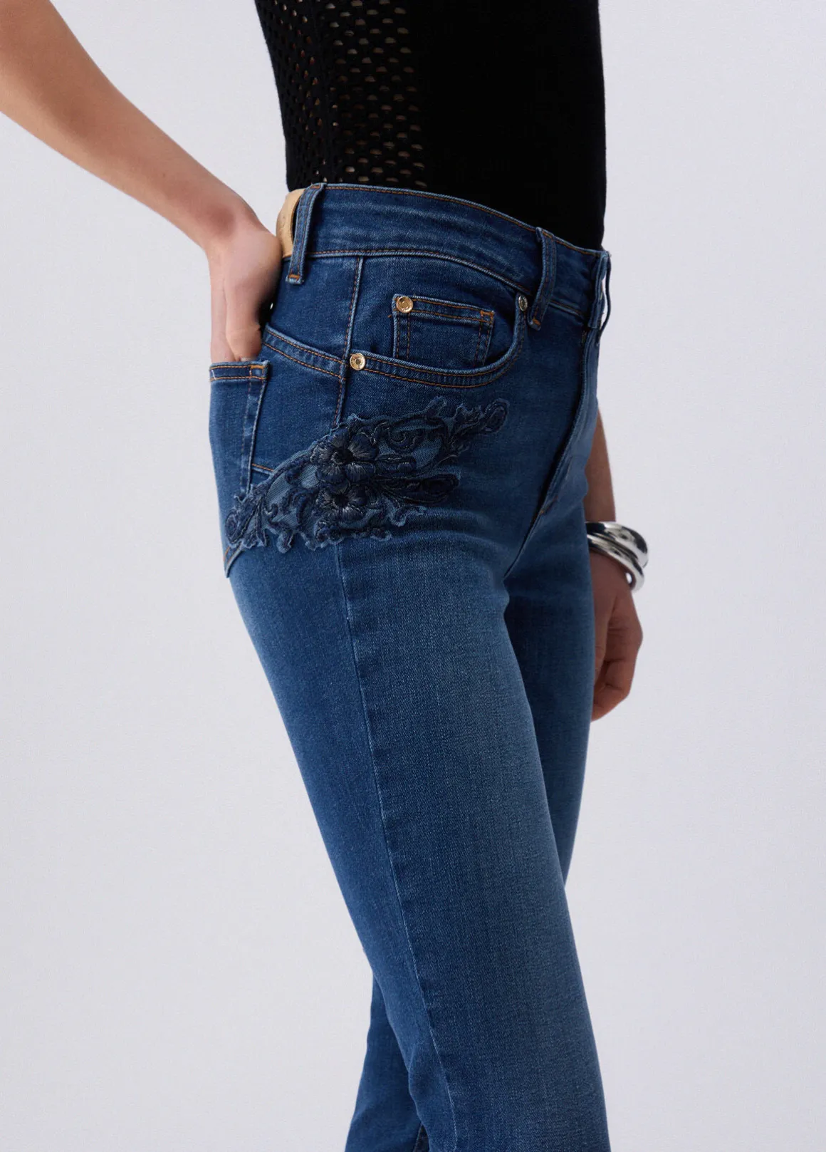 Jeans skinny con ricamo