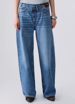 Jeans straight con cintone asimmetrico