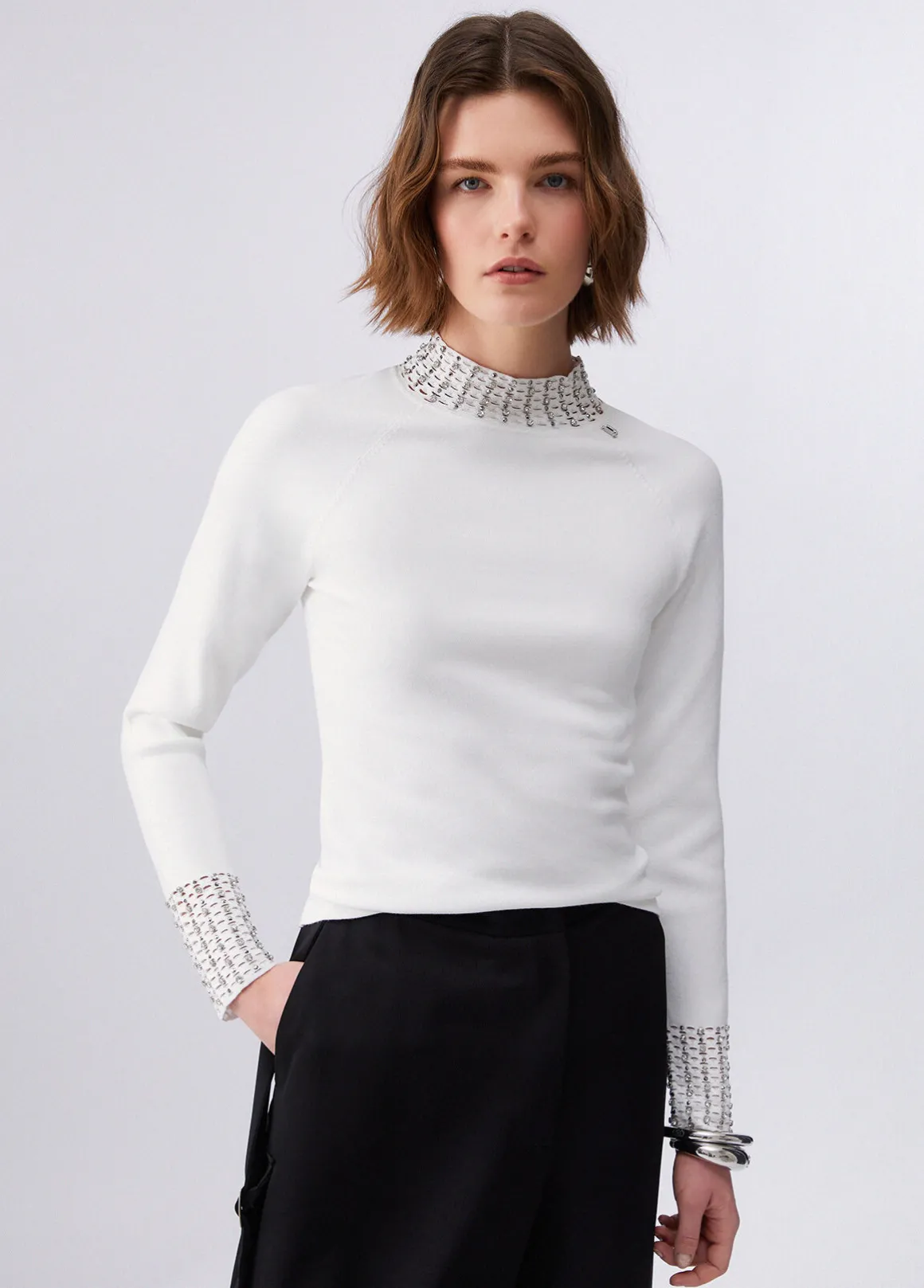 Maglia con cut-out e ricami gioiello
