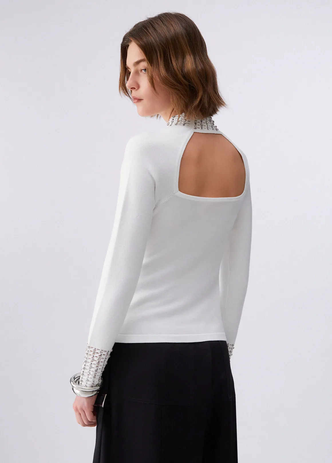 Maglia con cut-out e ricami gioiello
