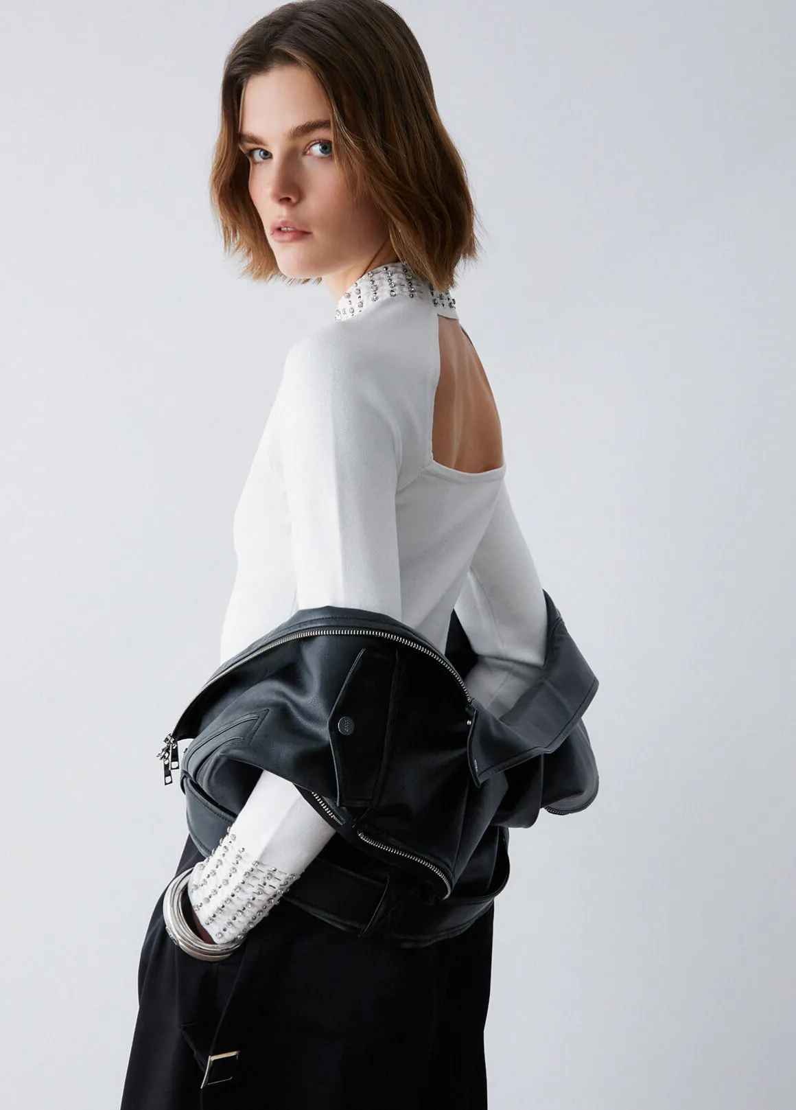 Maglia con cut-out e ricami gioiello