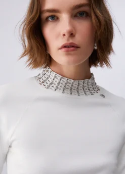 Maglia con cut-out e ricami gioiello