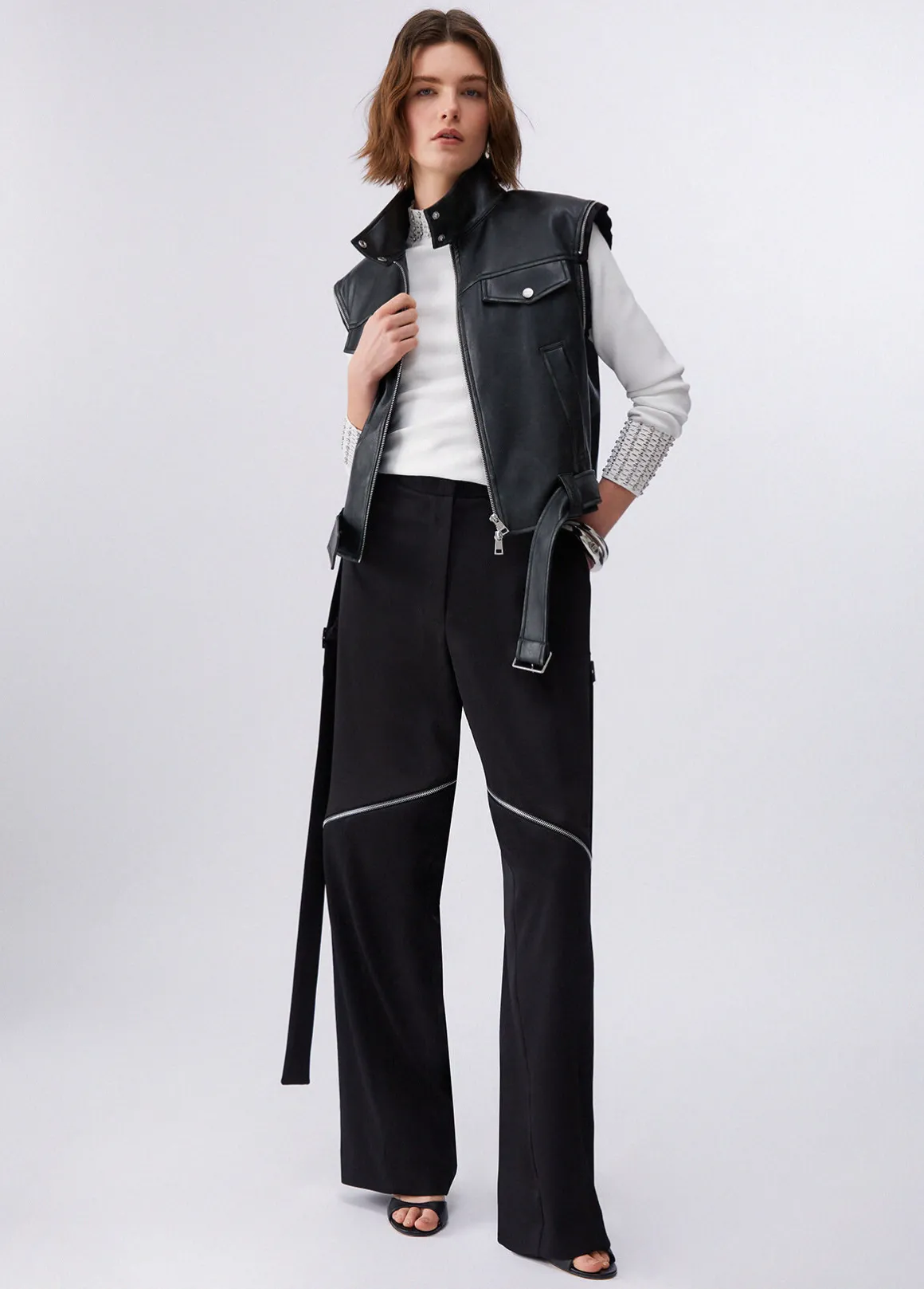 Maglia con cut-out e ricami gioiello