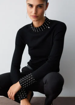 Maglia con cut-out e ricami gioiello