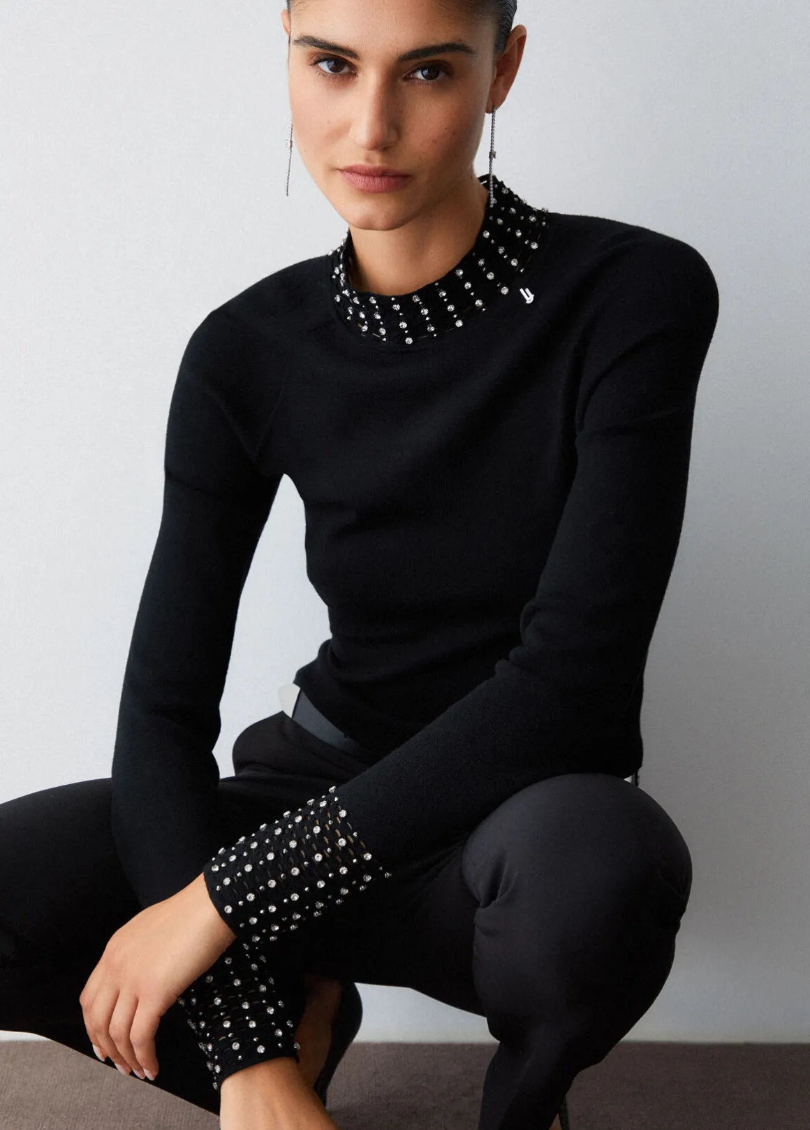 Maglia con cut-out e ricami gioiello