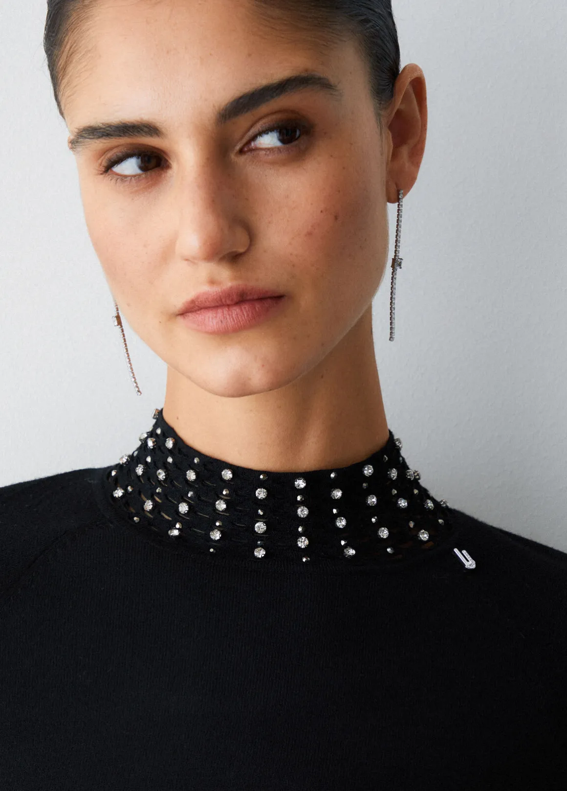 Maglia con cut-out e ricami gioiello