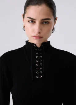 Maglia con stringhe