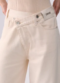 Pantalone straight con cintone asimmetrico