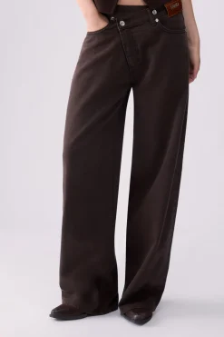 Pantalone straight con cintone asimmetrico