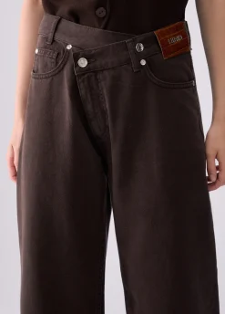 Pantalone straight con cintone asimmetrico