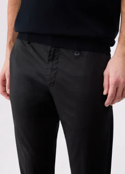 Pantaloni chino in raso