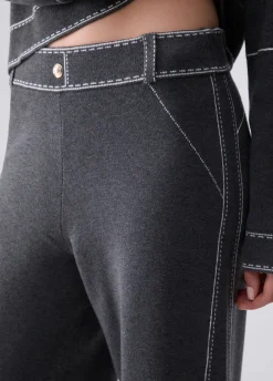 Pantaloni con cuciture a contrasto