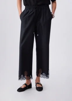 Pantaloni con ricami traforati