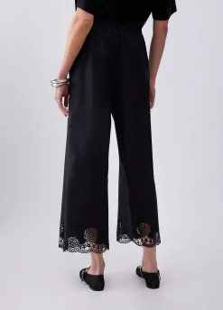 Pantaloni con ricami traforati