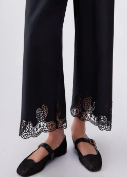 Pantaloni con ricami traforati